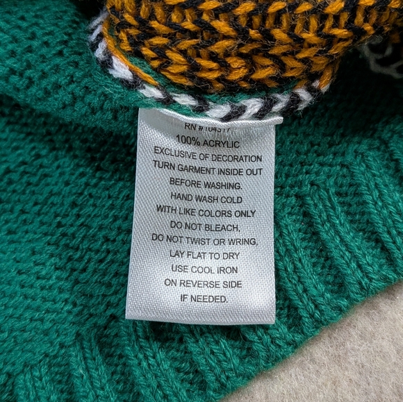 FUN & Festive Holiday Skating Penguin Knit Sweater -Tiara International Sz Large - Picture 9 of 9